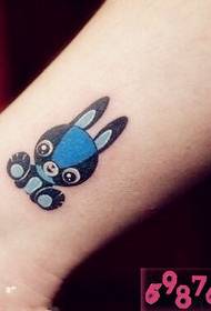 Maschera del tatuaggio del coniglio del fumetto del braccio della ragazza