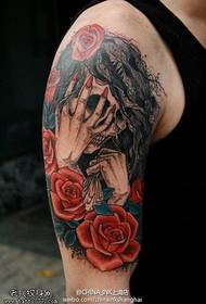 Armkleur famke rose tattoo manuskriptfoto