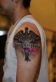 Immagine creativa del tatuaggio del braccio del serpente trasversale