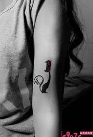 Kız kol siyah kedi dövme resmi