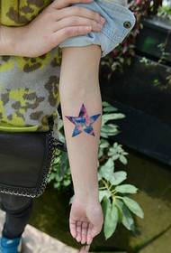 Fantasiazko izar izarrak armak tatuaje argazkia