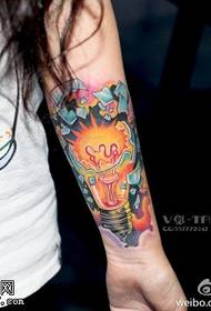 Кул убава прекрасна шема на тетоважи со сијалица