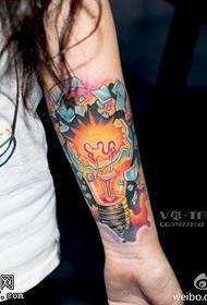 Fantastico bellissimo modello di tatuaggio a lampadina