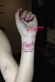 Roze kleine lotus mode arm tattoo foto