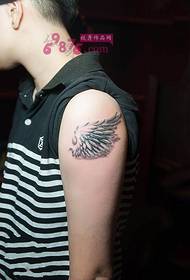 Immagine fresca del tatuaggio del braccio delle piccole ali
