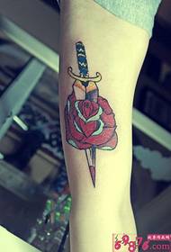 Dolk doorn roos arm tattoo foto
