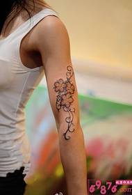 Svaigi mazu ziedu roku tetovējuma attēli