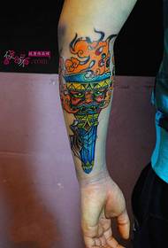 Immagine creativa del tatuaggio del braccio della torcia del totem retrò