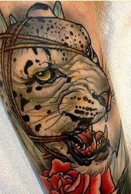 Asmenybės rankos dominuojantis leopardo tatuiruotės modelio vertinimas