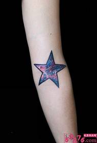 Žvaigždėto dangaus rankos tatuiruotės paveikslėlis