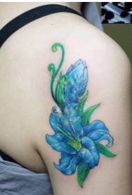 Foto di foto di tatuaggio di giglio bella braccio della ragazza