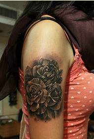 Weiblech Aarm schéint flott rose rose Tattoo Muster Bild