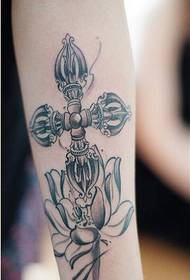 Prekrasna ruka cvijeta lotosa s tintom i križ dijamanta 杵 tetovaža slike
