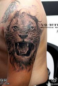 Hårdt och kraftfullt tatueringsmönster för lejon