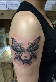 Elegante braço feminino agradável imagem de tatuagem de borboleta padrão