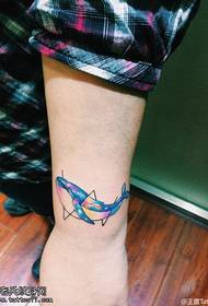 ຮູບແບບ tattoo dolphin ທີ່ ໜ້າ ຮັກທີ່ມີສີສັນ