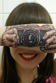 Poza de tatuaj cu aparat de fotografiat personalitate