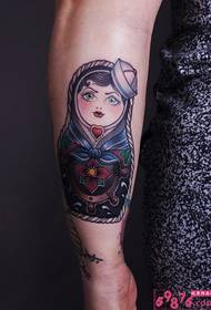 Imagen creativa del tatuaje del brazo de la muñeca del vaso