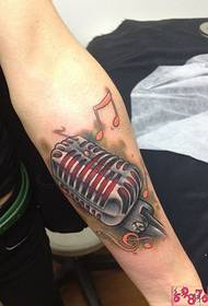 Cadro de tatuaxe de brazo alternativo de micrófono