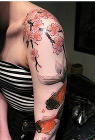Personalidade moda feminina braço agradável olhando flor de cerejeira peixinho tatuagem imagem