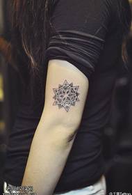 Nakakalito pattern ng tattoo ng snowflake