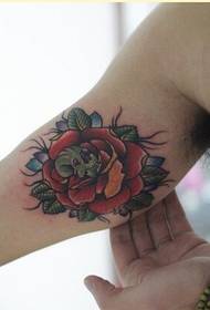 Людина моди моди приємно дивлячись малюнок візерунок троянди татуювання