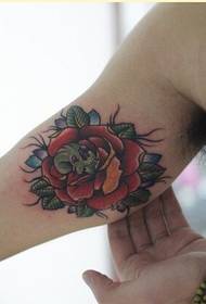 Immagine di modello di tatuaggio rosa dall'aspetto piacevole del braccio dell'uomo di moda