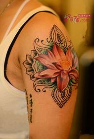 Gambar tato lengan lotus cantik