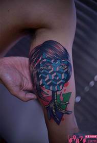 Immagine astratta del tatuaggio del braccio dell'avatar del vento