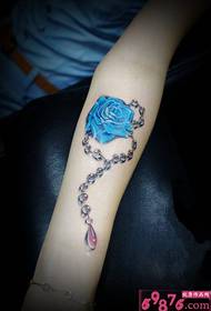 創意藍玫瑰項鍊手臂紋身圖片