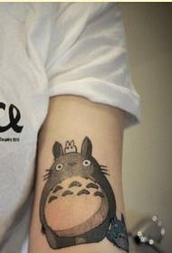 ຮູບແບບ tattoo totoro ບຸກຄະລິກກະພາບຂອງແຂນ