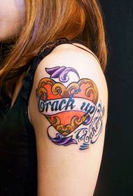 Belle image de tatouage de coeur de ruban en forme de coeur sur le bras de la fille