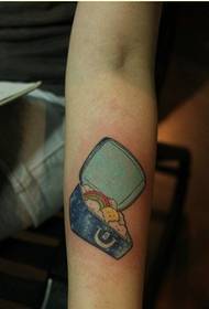Imagen de patrón de tatuaje de maleta de color de personalidad de brazo de moda