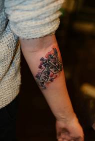 Foto de máquina de tatuaje de brazo creativo