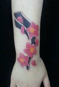 Rankos gėlių tatuiruotės modelio paveikslėlis