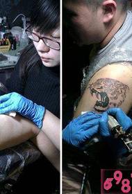 Mann arm heftig tigerhode tatovering scenebilde