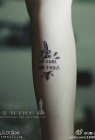 Piccolo modello di tatuaggio spada fresca