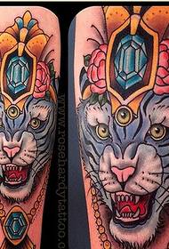 დომინირების Arm Color Tiger Tattoo Model Model