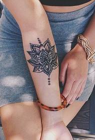 Слика модне женске руке доброг изгледа испразности тетоваже узорка