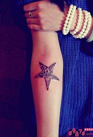 Abstraktus kometos žvaigždės rankos tatuiruotės paveikslėlis