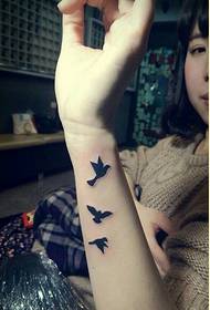 Bella immagine del modello del tatuaggio del sorso di sguardo alla moda del braccio femminile alla moda