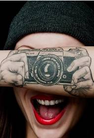 Rekommendera en unik armkamera tatuering bild