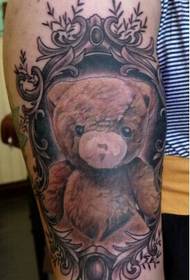 Ragazzi armano una bella foto di tatuaggi di orsi di stoffa giocattolo