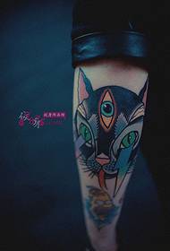 Imagen creativa del tatuaje del brazo del gato negro de tres ojos