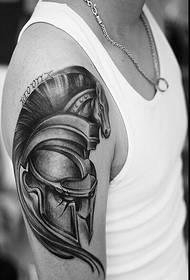 En manlig arm romersk hjälm tatuering mönster rekommenderad bild