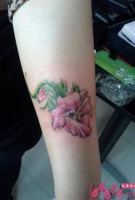 Цветаат лилјани рака тетоважа слики
