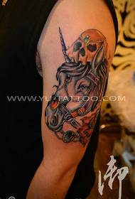 Immagine del tatuaggio del cranio di unicorno di colore del braccio