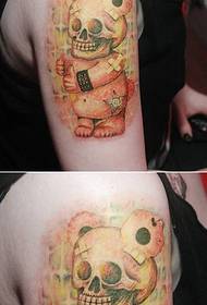 Creatieve schedel gewelddadige beer arm tattoo foto