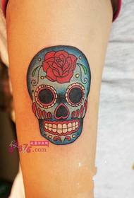 Spalvotas gėlių skorpiono rankos tatuiruotės paveikslėlis