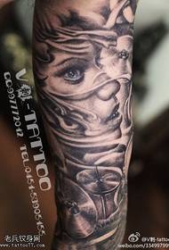 Modello di tatuaggio bellezza bella e bella